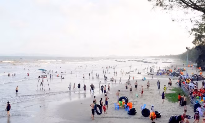 Thuộc tỉnh Quảng Ninh, Trà Cổ là bãi biển dài nhất Việt Nam với chiều dài 17 km, cong hình vành khuyên, có bãi cát phẳng mịn, chắc mượt, hơi thoai thoải ra xa. Gần bãi biển Trà Cổ còn có nhà thờ Trà Cổ, đình Trà Cổ nổi tiếng.