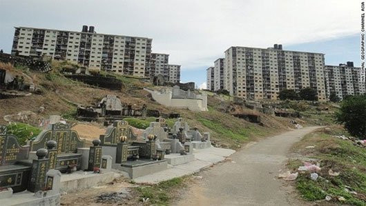 7. Đồi Ma, Penang, Malaysia: Trên đỉnh Đồi Ma là một bảo tàng chiến tranh. Nơi đây từng là pháo đài của quân đội Anh với nhiều binh lính thiệt mạng. Người dân địa phương còn lưu truyền câu chuyện về hồn ma một sĩ quan Nhật Bản đã từng đàn áp dân thường và tổ chức chặt đầu công khai trong Thế chiến thứ 2 vẫn còn ám ngọn đồi. Thậm chí, những người thợ xây dựng tại đảo còn cho biết họ đã tận mắt thấy ma trong bảo tàng.