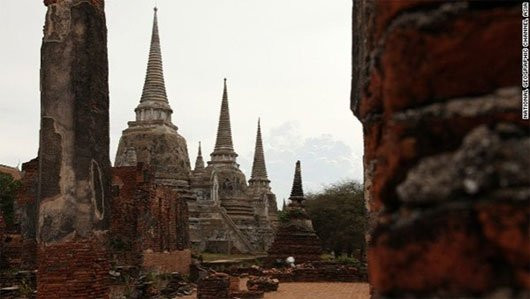 8. Đền Phra Si Sanphet, Ayutthaya, Thái Lan: Hơn 50 năm trước, có một toán cướp đã trộm vàng từ ngôi đền linh thiêng này và bị nguyền rủa. Sau đó, lần lượt từng người trong họ bị chết một cách khủng khiếp. Câu chuyên ly kì, bí ẩn về những cái chết này đã trở thành truyền thuyết của người dân địa phương Ayutthaya.