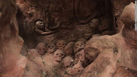 3. Hang động Chibichiri, Okinawa, Nhật Bản: Hang động này trong Thế chiến thứ 2 là nơi từng chứng kiến các binh sĩ Nhật Bản tự sát để không phải đầu hàng quân đội Mỹ. Không những thế, đây còn là nơi mà vô số những người dân vô tội bị xử tử hoặc tự sát. Bức tường sọ người chất cao như một đài tưởng niệm, là minh chứng cho một sự kiện đau thương của lịch sử.