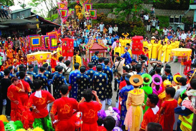 Miếu Bà chúa Xứ là địa danh nổi tiếng của An Giang. Đây là ngôi miếu thu hút hàng triệu người dân tứ xứ đến phúng viếng mỗi năm. Lễ hội Miếu Bà Chúa Xứ diễn ra vào ngày 25/4 âm lịch, người ta gọi đây là Hội Vía Bà. Lễ hội này được công nhận là lễ hội văn hóa cấp quốc gia và di tích văn hóa phi vật thể cấp quốc gia.