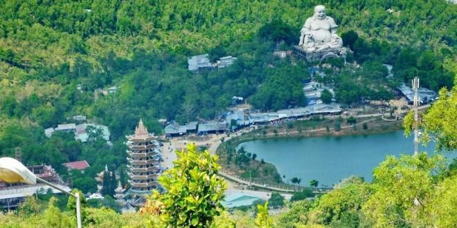 Địa danh Bảy Núi ở An Giang - nơi có nhiều rắn hổ mây. Bảy Núi là địa danh nổi tiếng của tỉnh An Giang. Địa danh Bảy Núi còn có tên khác là Thất Sơn hay Bửu Sơn. Đây là tập hợp của 7 ngọn núi nổi tiếng nhất thuộc hai huyện Tịnh Biên và Tri Tôn của tỉnh An Giang. 