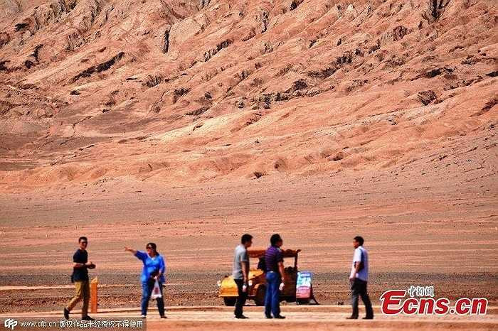 Bất chấp thời tiết cực kỳ nắng nóng, nhiều du khách vẫn chọn nơi đây làm điểm tham quan du lịch. Trung bình một ngày, có hơn 3.000 du khách ghé Hỏa Diệm Sơn tham quan, chụp ảnh.