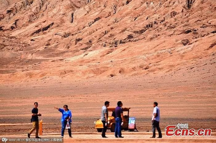 Bất chấp thời tiết cực kỳ nắng nóng, nhiều du khách vẫn chọn nơi đây làm điểm tham quan du lịch. Trung bình một ngày, có hơn 3.000 du khách ghé Hỏa Diệm Sơn tham quan, chụp ảnh.