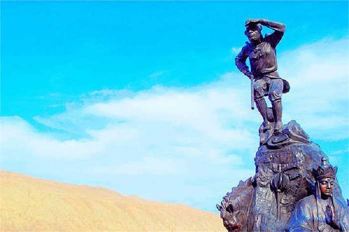 Bức tượng khổng lồ nhân vật Tôn Ngộ Không được dựng tại Hỏa Diệm Sơn. Trước khi con người đầu tiên đặt chân tới đây, Hỏa Diệm Sơn từng là chuỗi những núi lửa, hoạt động từ hơn 50 triệu năm trước.