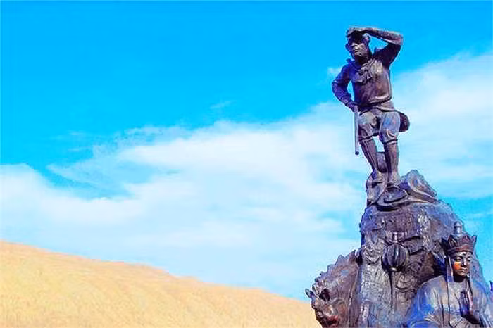 Bức tượng khổng lồ nhân vật Tôn Ngộ Không được dựng tại Hỏa Diệm Sơn. Trước khi con người đầu tiên đặt chân tới đây, Hỏa Diệm Sơn từng là chuỗi những núi lửa, hoạt động từ hơn 50 triệu năm trước.