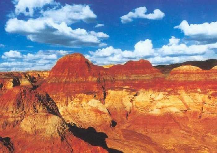 Trong Tây Du Ký, Hỏa Diệm Sơn được cho là hình thành từ những bể lửa trong lò luyện đan mà Tôn Ngộ Không đã đạp đổ trong lần đại náo thiên cung. Trên thực tế, những rãnh gồ ghề trên bề mặt dãy núi tạo cảm giác như lửa đang bừng cháy.