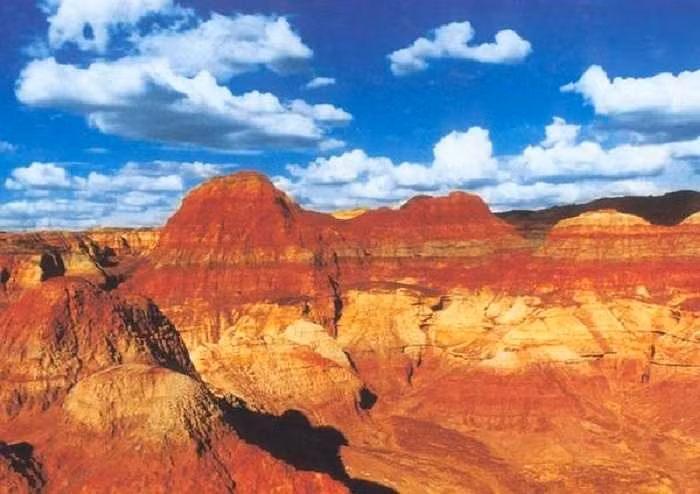 Trong Tây Du Ký, Hỏa Diệm Sơn được cho là hình thành từ những bể lửa trong lò luyện đan mà Tôn Ngộ Không đã đạp đổ trong lần đại náo thiên cung. Trên thực tế, những rãnh gồ ghề trên bề mặt dãy núi tạo cảm giác như lửa đang bừng cháy.