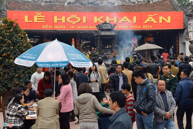 Lễ khai ấn đền Trần hàng năm diễn ra giữa đêm 14, rạng sáng 15 tháng giêng âm lịch. Lễ Khai ấn có từ năm 1239, mục đích là triều đại nhà Trần thực hiện nghi lễ tế tiên tổ.