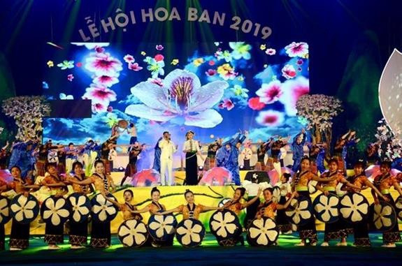 Lễ hội hoa ban là một trong những hoạt động văn hóa đặc sắc được tổ chức vào mùa xuân của đồng bào Tây Bắc. Trong 4 năm gần đây, lễ hội hoa ban đều đặn được tổ chức tại tỉnh Điện Biên. Năm 2019, lễ hội này chính thức khai mạc vào tối 16/3. Đây là lễ hội có quy mô lớn, thu hút khách thập phương.
