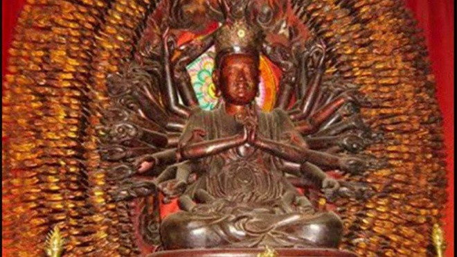 Ngoài chùa Bút Tháp, chùa Mễ Sở ở huyện Văn Giang, tỉnh Hưng Yên, cũng sở hữu một bức tượng Phật Quan Âm nghìn tay, nghìn mắt. Năm ngoái, bức tượng bị kẻ xấu đánh đánh cắp, nhưng đã được tìm thấy ở Hà Nội.