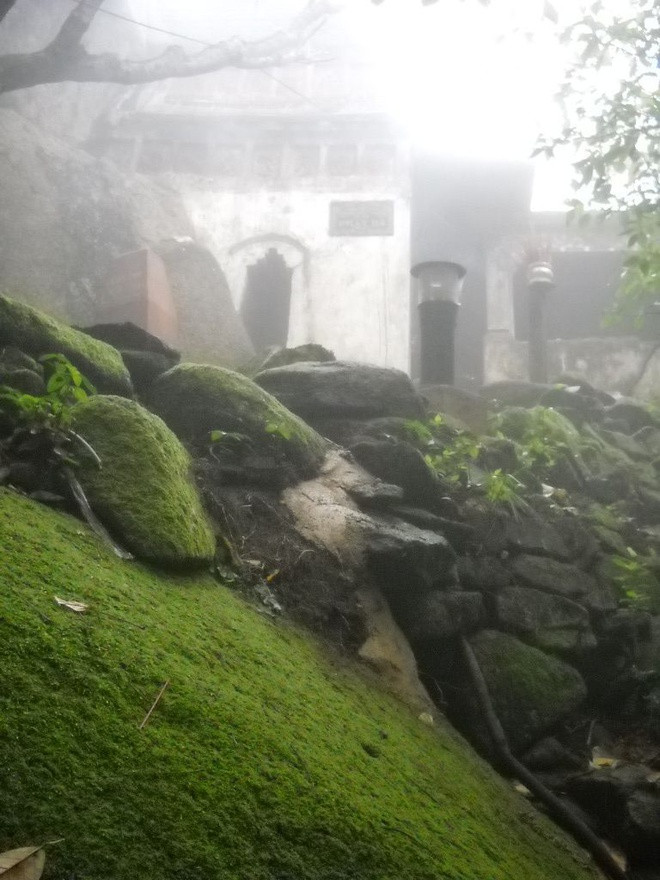 Chùa Hương Tích tọa lạc trên đỉnh núi Hồng Lĩnh (Thiên Lộc, Can Lộc), được mệnh danh "Hoan Châu đệ nhất danh lam".