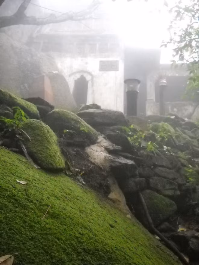 Chùa Hương Tích tọa lạc trên đỉnh núi Hồng Lĩnh (Thiên Lộc, Can Lộc), được mệnh danh "Hoan Châu đệ nhất danh lam".