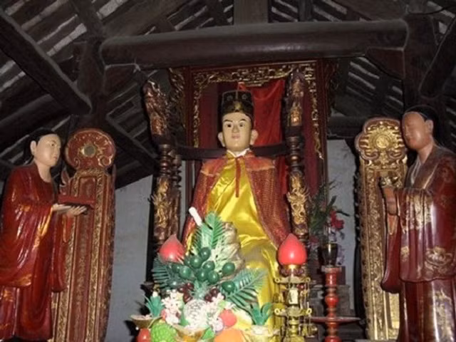 Ở Hải Phòng, bức tượng thờ Đức Linh Lang Đại vương ở miếu Bảo Hà, rất nổi tiếng, có thể đứng lên rồi từ từ khoan thai ngồi xuống. Sở dĩ có hiện tượng này vì tượng được trang bị các bàn nâng ẩn vào cánh cửa. Khi mở cửa, tượng sẽ tự đứng lên và lúc khép cửa sẽ ngồi xuống. Đây là sự sáng tạo của nghệ nhân, người dân trong vùng rất tự hào với bức tượng 700 năm tuổi.