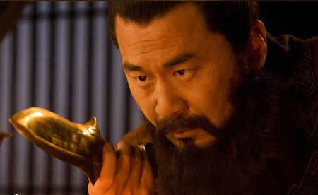 Tào Tháo (150-220) - Ngụy công nhà Hán, người đặt cơ sở lập nên chính quyền Tào Ngụy thời Tam quốc. Trong tác phẩm Tam quốc diễn nghĩa, La Quán Trung xem Tào Tháo là gian hùng, giặc nhà Hán. Tào Tháo xuất hiện tại hồi thứ nhất và được La Quán Trung mô tả có những cá tính khá nổi bật ngay từ hồi còn trẻ như thích săn bắn, ham múa hát, nổi tiếng là cơ biến, quyền mưu. Xuyên suốt chiều dài của của tác phầm, La Quan Trung cũng làm nổi bật tính cách gian xảo, đa nghi, tàn bạo, lắm mưu, nhiều mẹo của Tào Tháo.