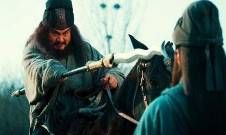 Trong Tam quốc diễn nghĩa, Hạ Hầu Kiệt xuất hiện tại hồi thứ 42, khi đi theo Tào Tháo truy kích Triệu Vân (đang cứu A Đẩu) trong trận Trường Bản. Đến cầu Đương Dương thì gặp Trương Phi chặn lại, một mình Phi đứng trên cầu và hét lớn: “Trương Dực Đức người nước Yên đây! Ai dám cùng ta quyết một trận tử chiến?”. Hạ Hầu Kiệt ở bên cạnh Tào Tháo khiếp sợ quá, đứt ruột vỡ gan, ngã nhào xuống ngựa. La Quán Trung đã bình rằng: “Thật là: Đứa con nít miệng còn hôi sữa, chịu làm sao được tiếng sấm sét; kẻ ốm yếu sao chịu nổi tiếng gầm của hổ báo?”. Trương Phi là anh em kết nghĩa với Lưu Bị và Quan Vũ, ông nổi tiếng là người cương trực, nóng nảy nhưng rất trượng nghĩa. Ông theo Lưu Bị khởi nghiệp từ khi còn trẻ đến khi mất, thọ 54 tuổi.