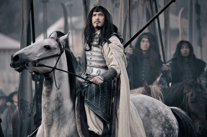 Mã Siêu - võ tướng thời Đông Hán, về sau phục vụ Lưu Bị, nhà Thục Hán, có nhiều chiến công hiển hách. Trong Tam quốc diễn nghĩa, Mã Siêu xuất hiện ở hồi 10, khi đó mới 17 tuổi.