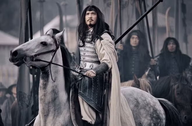 Mã Siêu - võ tướng thời Đông Hán, về sau phục vụ Lưu Bị, nhà Thục Hán, có nhiều chiến công hiển hách. Trong Tam quốc diễn nghĩa, Mã Siêu xuất hiện ở hồi 10, khi đó mới 17 tuổi.