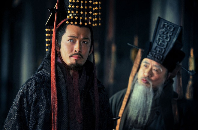 Tôn Quyền (185-251) - người sáng lập của chính quyền Đông Ngô thời Tam quốc trên cơ sở thừa hưởng quyền kiểm soát đất Giang Đông từ tay huynh trưởng Tôn Sách. Tôn Quyền xưng đế năm 229, và ở ngôi đến khi mất năm 251. Trong Tam quốc diễn nghĩa, khi tổng kết về Tôn Quyền (hồi 108), La Quán Trung đã bình luận bằng bốn câu thơ, trong đó có 2 câu nói về mô tả một số đặc điểm về diện mạo của ông.