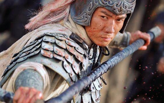 Triệu Vân - võ tướng thời Đông Hán và là khai quốc công thần nhà Thục Hán - xuất hiện ở hồi 7 trong Tam quốc diễn nghĩa. Triệu Vân có công lớn khi 2 lần cứu A Đẩu (Lưu Thiện, hoàng đế thứ 2 nhà Thục Hán), lần 1: tại trận Trường Bản, lần 2: Tôn phu nhân, vợ Lưu Bị (em Tôn Quyền) về Đông Ngô, mang theo con Lưu Thiện lúc đó mới 7 tuổi.