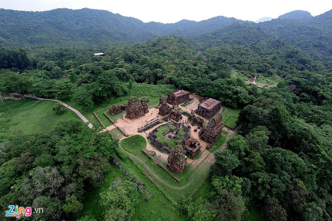 Thánh địa Mỹ Sơn thuộc xã Duy Phú, huyện Duy Xuyên, tỉnh Quảng Nam. Đây từng là nơi tổ chức cúng tế của vương triều Chăm Pa, cũng như là lăng mộ của các vị vua Chăm Pa hay hoàng thân, quốc thích. Thánh địa Mỹ Sơn được coi là một trong những trung tâm đền đài chính của Ấn Độ giáo ở khu vực và là di sản duy nhất của thể loại này tại.