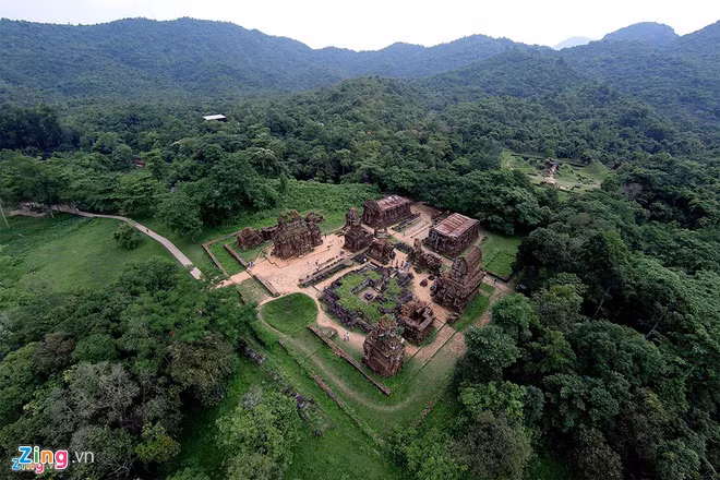 Thánh địa Mỹ Sơn thuộc xã Duy Phú, huyện Duy Xuyên, tỉnh Quảng Nam. Đây từng là nơi tổ chức cúng tế của vương triều Chăm Pa, cũng như là lăng mộ của các vị vua Chăm Pa hay hoàng thân, quốc thích. Thánh địa Mỹ Sơn được coi là một trong những trung tâm đền đài chính của Ấn Độ giáo ở khu vực và là di sản duy nhất của thể loại này tại.