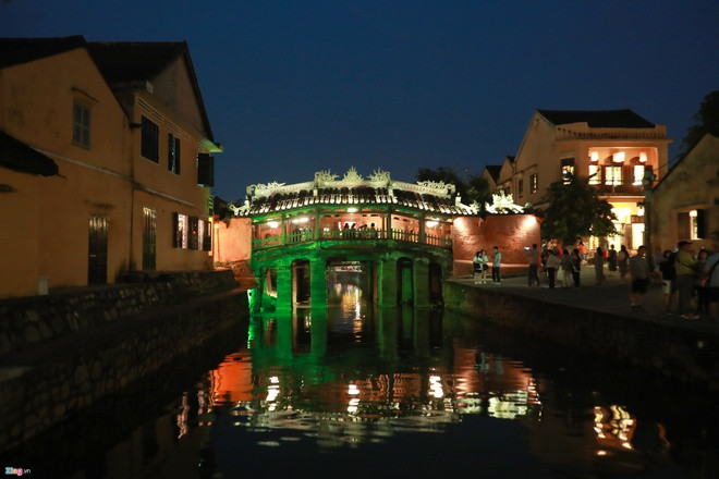 Với diện tích tự nhiên 10.438,4 km2, dân số năm 2015 hơn 1,5 triệu người, tỉnh Quảng Nam có 18 đơn vị hành chính cấp huyện, thị gồm: 2 thành phố, 1 thị xã và 15 huyện.