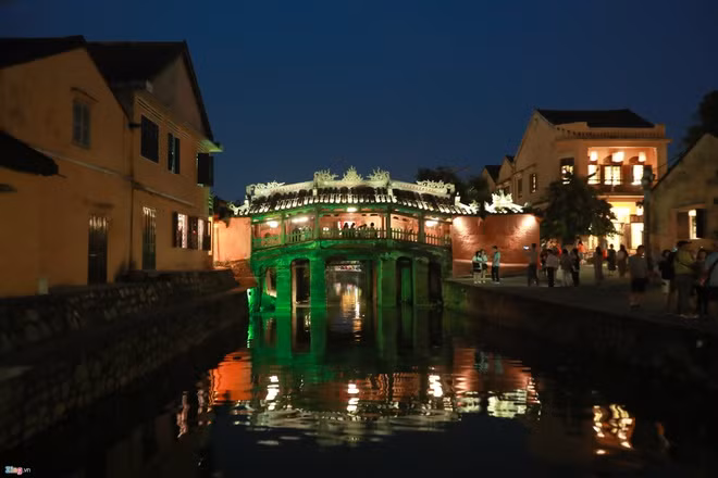 Với diện tích tự nhiên 10.438,4 km2, dân số năm 2015 hơn 1,5 triệu người, tỉnh Quảng Nam có 18 đơn vị hành chính cấp huyện, thị gồm: 2 thành phố, 1 thị xã và 15 huyện.