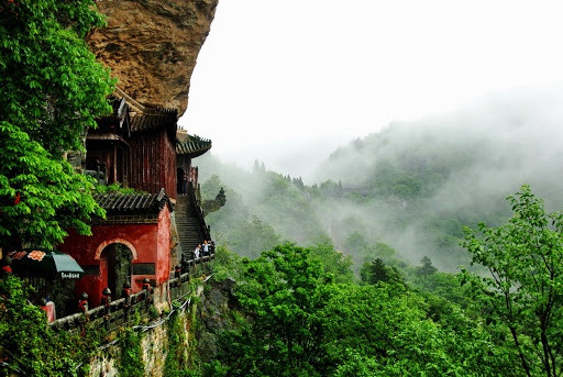 Theo "Lịch sử Trung Quốc", núi Võ Đang được các đạo sĩ của Đạo giáo chọn làm nơi tu luyện từ thời Hán. Theo đó, vào đời nhà Hán, hai thầy trò Mã Minh Sinh, Âm Trường Sinh cùng đến tu đạo ở núi Võ Đang. Từ đó, nhiều bậc danh sĩ đã đến tu đạo tại đây.