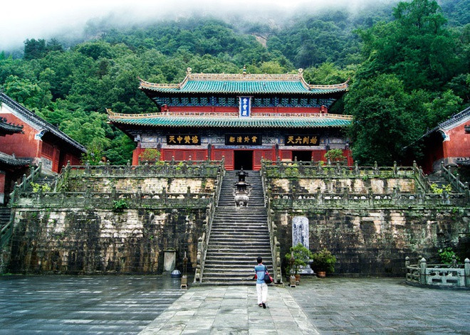 Đạo giáo ở núi Võ Đang thịnh vượng nhất thời nhà Minh, khi Yên vương Chu Đệ (Minh Thành Tổ) có sự hỗ trợ tinh thần từ các đạo sư nơi đây. Năm 1412, Minh Thành Tổ Chu Đệ lệnh cho xây dựng hệ thống cung quán lớn ở núi Võ Đang.