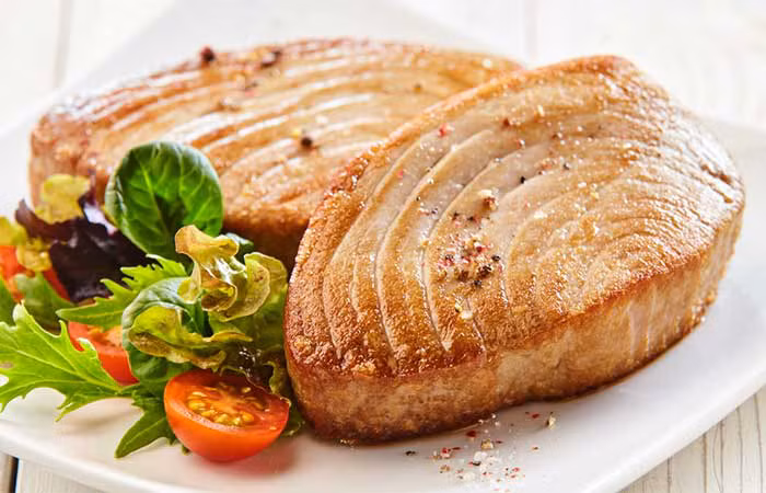 Cá ngừ: Dù là loại đóng hộp hay cá tươi, cá ngừ cũng là một trong những sự lựa chọn hàng đầu nếu bạn muốn giảm cân. Cá ngừ giàu axit béo omega-3, EPA, và DHA. Với mỗi hộp cá ngừ đóng hộp, bạn sẽ chỉ tiêu thụ 39,3 gram protein và 179 calo. Tương tự như cá hồi tự nhiên, cá ngừ cũng giàu vitamin A, folate, niacin và vitamin B-12.