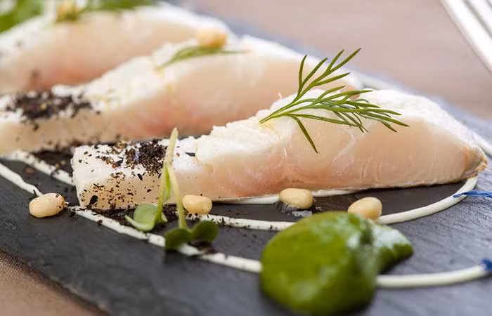 Cá tuyết Thái Bình Dương: Dầu cá tuyết vốn đã rất nổi tiếng với tác dụng kích thích mọc tóc, cải thiện sức khỏe tim mạch… Nếu không thích sử dụng dạng thực phẩm chức năng, bạn có thể ăn loại cá tuyết Thái Bình Dương. Cứ mỗi 3 oz phi lê cá tuyết, bạn chỉ nạp vào 70 calo. Cá tuyết cũng giàu vitamin A, choline, ma-giê, can-xi, phốt-pho, ka-li, và sêlen.