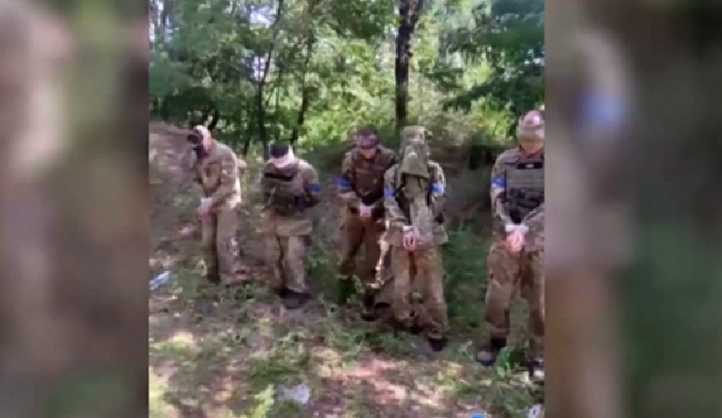 Đặc biệt đáng chú ý là trong cuộc hỗn chiến này, “Tiểu đoàn tình nguyện kỳ cựu” - một đơn vị đặc biệt gồm các cựu binh Wagner - đã bắt giữ thành công 7 tù binh, trong đó có một binh lính NATO hiện đang tại ngũ, được cho là đến từ Lithuania (Litva), điều này càng đẩy sự kiện lên tâm điểm dư luận. Trong số bảy tù nhân này, danh tính của người lính Litva đặc biệt đáng chú ý. Theo lời khai của các tù nhân khác, người lính Litva này không chỉ đang tại ngũ trong NATO mà còn đóng vai trò là đội giám sát. Ảnh minh họa: Reuters.