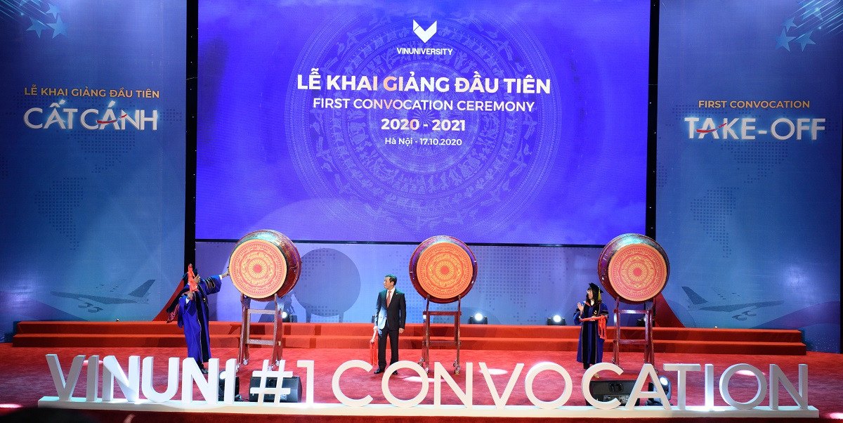 Tiếng trống khai trường vang lên đánh dấu năm học đầu tiên của đại học tinh hoa VinUni chính thức bắt đầu. Trong năm đầu tiên, VinUni sẽ đào tạo 3 khối ngành chính: Kinh doanh Quản trị, Kỹ thuật và Khoa học máy tính, và Khoa học sức khỏe; với 7 ngành học cụ thể là: Quản trị Khách sạn, Quản trị Kinh doanh, Kỹ thuật Điện, Kỹ thuật Cơ khí, Kỹ thuật Máy tính, Bác sĩ Y khoa, và Điều dưỡng. Đặc biệt, ngay từ năm đầu tiên, VinUni đã tuyển sinh sau đại học với hệ Bác sĩ nội trú chuyên ngành Nội, Ngoại, Nhi.