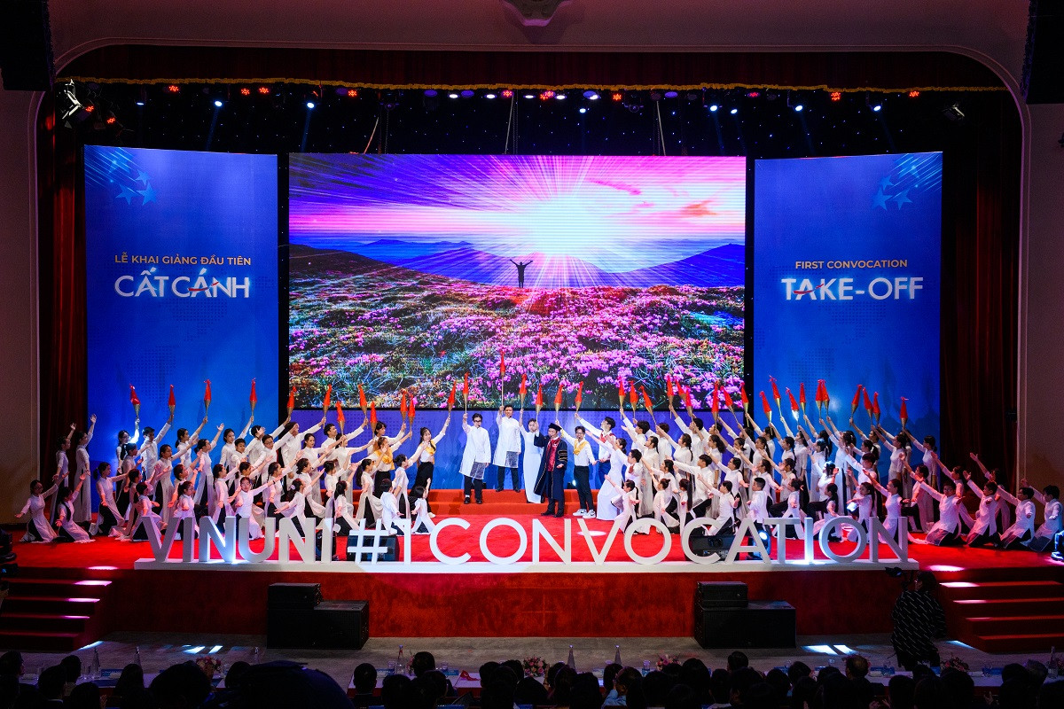 Về học phí, với sự hỗ trợ đặc biệt từ Tập đoàn Vingroup, VinUni có nguồn tài chính hào phóng để trao học bổng và hỗ trợ sinh viên. Cụ thể, 100% sinh viên VinUni 5 khóa đầu tiên sẽ được giảm 35% học phí trong suốt thời gian đào tạo; 85% sinh viên được cấp học bổng và hỗ trợ tài chính với mức học bổng cao nhất là 100% chi phí đào tạo và sinh hoạt phí. Chính sách nhân văn và toàn diện, tạo điều kiện tối đa cho sinh viên tài năng, sinh viên có gia cảnh khó khăn, sinh viên nữ… cũng được QS trân trọng đánh giá 5 sao. Những tiết mục văn nghệ đặc sắc chào mừng lễ khai giảng được biểu diễn bởi chính các sinh viên tài năng của VinUni.