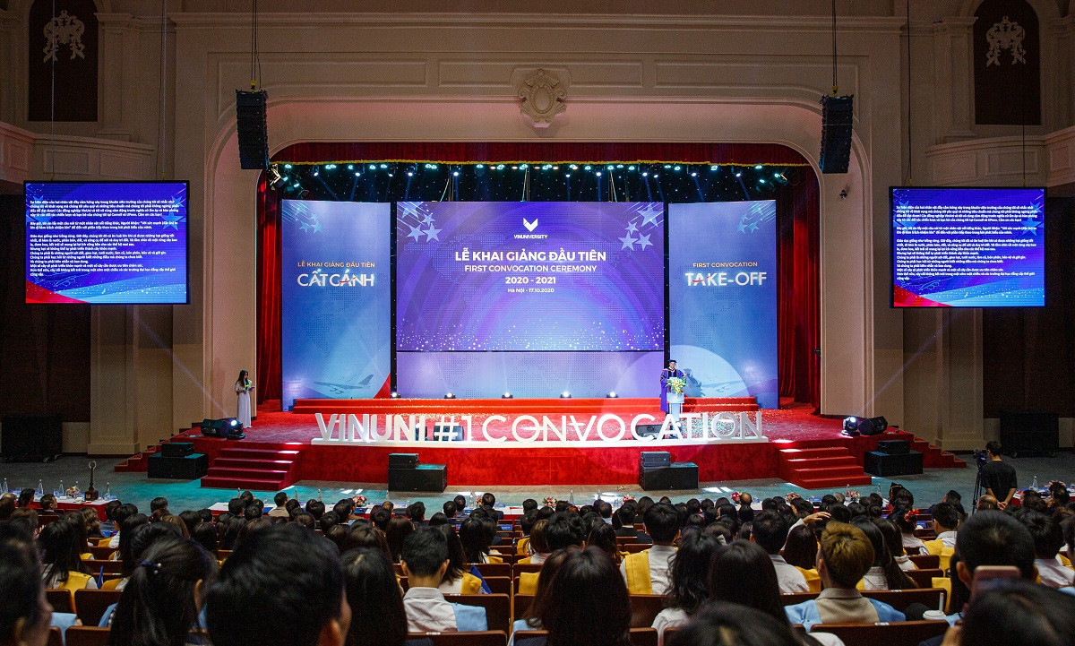 GS. Rohit Verma, Hiệu trưởng nhà trường phát biểu chào đón tân sinh viên khoá 1. Ông cũng giới thiệu các Viện trưởng nhà trường, là những giáo sư tên tuổi từ các đại học hàng đầu thế giới quy tụ về VinUni. Về các điều kiện đào tạo, ngay trước thềm khai giảng, VinUni đã được tổ chức xếp hạng đại học uy tín Quacquarelli Symonds (QS – Anh Quốc) trao chứng nhận đạt tiêu chuẩn 5 sao trong 3 lĩnh vực: Cơ sở vật chất (Facilities), Phát triển học thuật (Academic Development) và Phát triển toàn diện (Inclusiveness).