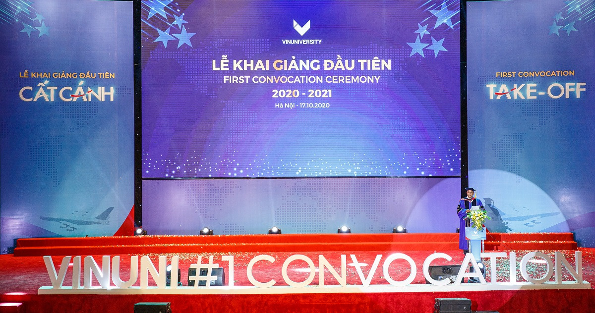 “VinUni có 5 đầu vào để xây dựng Đại học tinh hoa và phấn đấu vào top 50 trường Đại học trẻ tốt nhất thế giới. Một là quy trình tuyển sinh đa chiều, toàn diện; hai là tuyển chọn giảng viên tài năng, hợp tác chặt với các trường đại học tốt nhất thế giới; ba là chương trình giảng dạy tiên tiến dựa trên các tiêu chuẩn kiểm định quốc tế; bốn là cơ sở vật chất hoàn hảo chất lượng 5 sao. Và cuối cùng, hết sức quan trọng là sự đảm bảo tài chính và cam kết hỗ trợ dài hạn từ Vingroup” - GS.TS Rohit Verma, Hiệu trưởng trường Đại học VinUni nhấn mạnh.