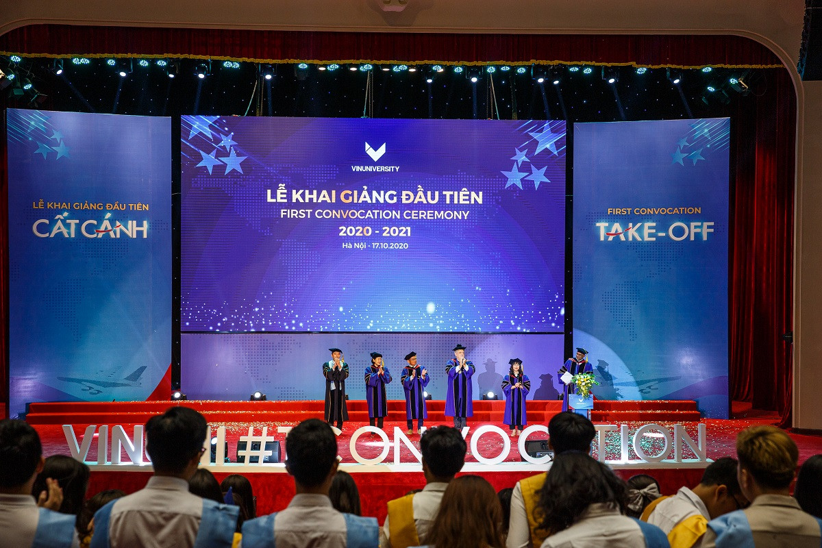 Trong đó, QS đánh giá cao cam kết của VinUni trong việc phát triển học thuật. 100% giảng viên tham gia lớp huấn luyện bắt buộc chuẩn hóa phương pháp sư phạm tích cực; mỗi sinh viên có một cố vấn học tập trong suốt quá trình học tập tại trường. QS cũng gắn 5 sao cho cơ sở vật chất của VinUni gồm hệ thống giảng đường, lớp học, sân vận động, ký túc xá, thư viện, khu gym và bể bơi, chăm sóc sức khỏe….