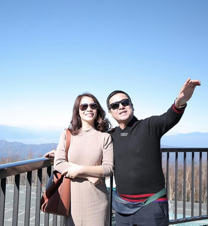 Giám đốc Nhà hát Tuổi Trẻ và bạn gái thường xuyên chia sẻ ảnh đi du lịch hay dự sự kiện cùng nhau. Nam danh hài còn sưu tập thơ tình gửi tặng bạn gái.