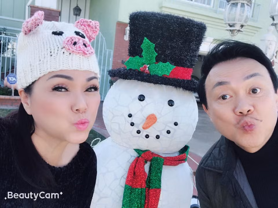 Cặp đôi quyết định tiến tới hôn nhân vào năm 1987, không lâu sau thời điểm ban nhạc "Anh em Chí Tài" tan rã. Nam danh hài thời điểm đó cũng rẽ hướng sang lĩnh vực tấu hài, còn bà xã lui về hậu trường để chồng yên tâm theo đuổi đam mê nghệ thuật.