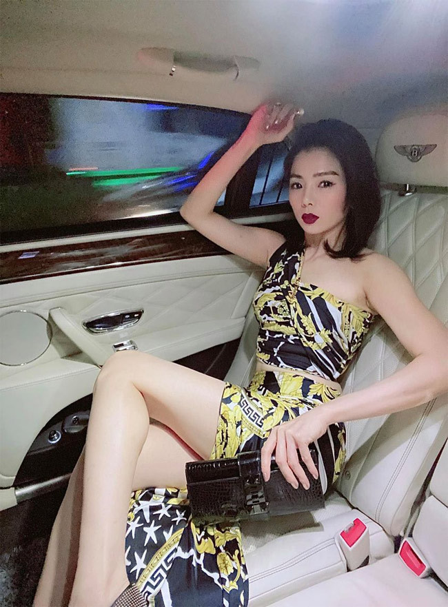 Mỗi khi đi dự sự kiện hay đi diễn, Lệ Quyên trang điểm, ăn vận kiểu sang trọng, quý phái.