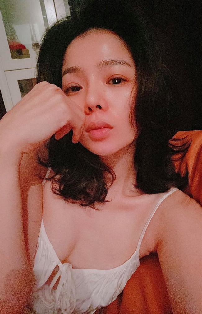 Nhưng ngoài đời thường, trông giọng ca "Sầu tím thiệp hồng" còn trẻ hơn nữa nhờ cách ăn vận rất thời trang và thanh niên.