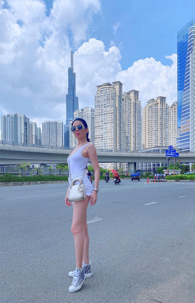 Nữ ca sĩ Hà thành khoe đôi chân thon dài trong chiếc quần short ngắn.