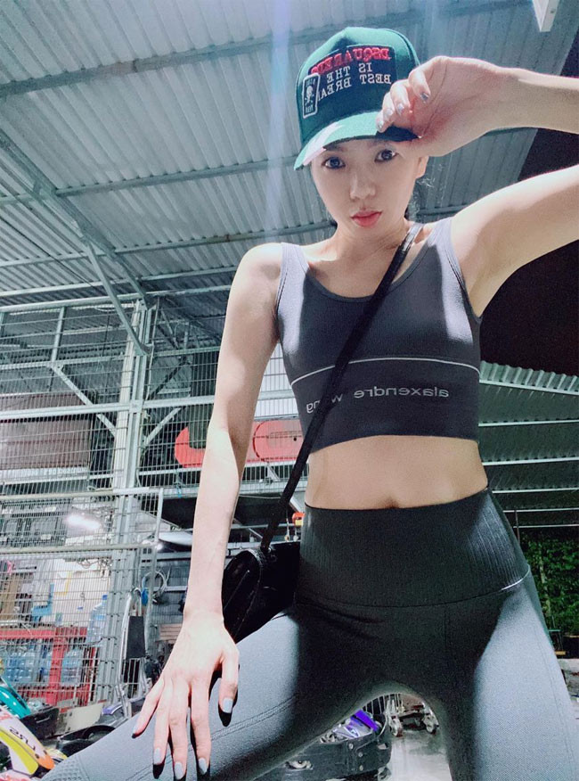 Thân hình không chút mỡ thừa của Lệ Quyên khiến nhiều người ao ước.