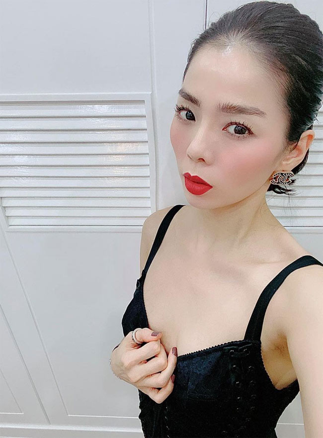 Ngoài vóc dáng thon gọn, Lệ Quyên trẻ hơn tuổi nhờ làn da trắng và mịn màng.