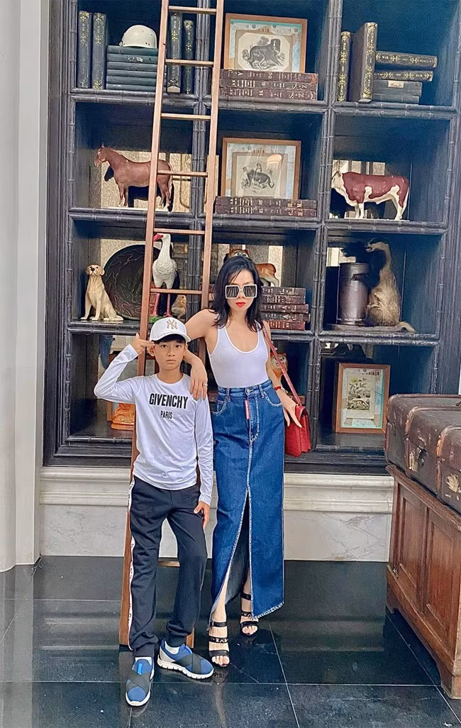 Con trai ngày càng lớn nhưng Lệ Quyên lại ngày càng trẻ ra nên nhìn cô chụp ảnh với con như hai chị em.