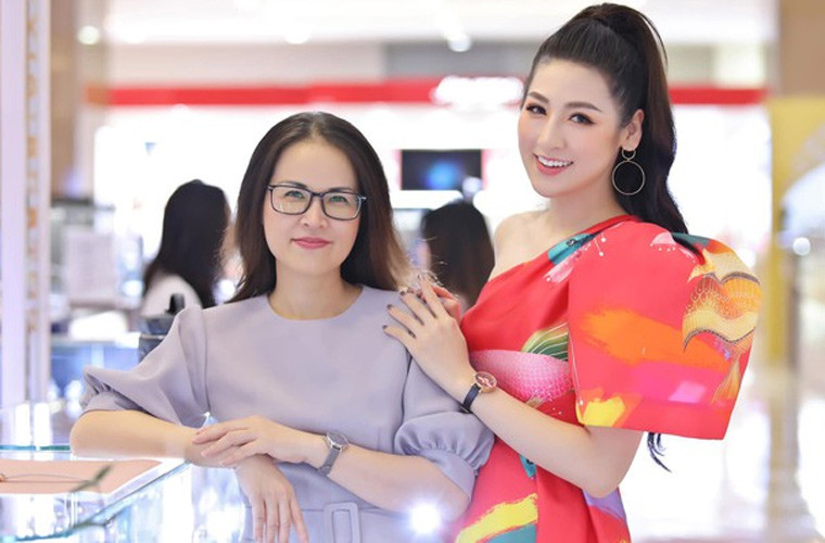 Mẹ á hậu Tú Anh được khen trẻ mãi không già và nhìn bức ảnh này mọi người ngỡ là hai chị em.