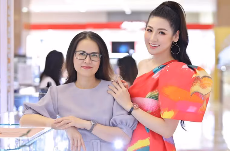 Mẹ á hậu Tú Anh được khen trẻ mãi không già và nhìn bức ảnh này mọi người ngỡ là hai chị em.