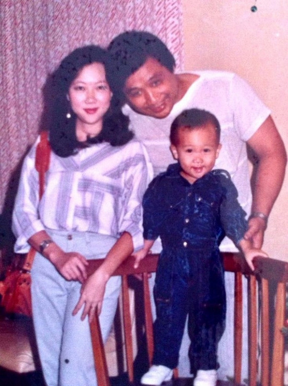 Nam diễn viên kiêm MC Trấn Thành lúc nhỏ chụp ảnh cùng bố mẹ.