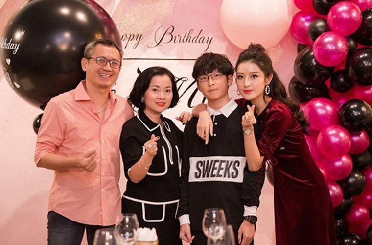 Gia đình Huyền My ai cũng sở hữu nhan sắc "cực phẩm". Ngắm nhìn bố mẹ sao Việt đình đám này ai cũng phải xuýt xoa.